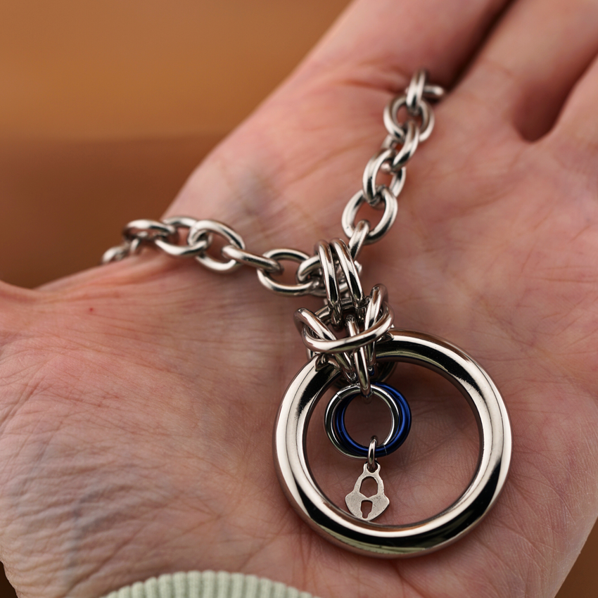 Statement O with heart lock